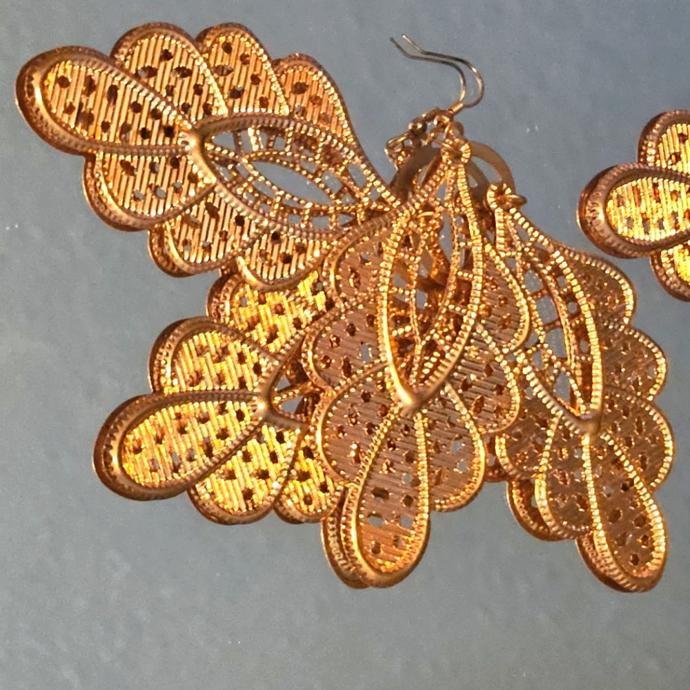 Beautiful Rose Gold Press Tin Dangling Earrings - Picture 5 of 6